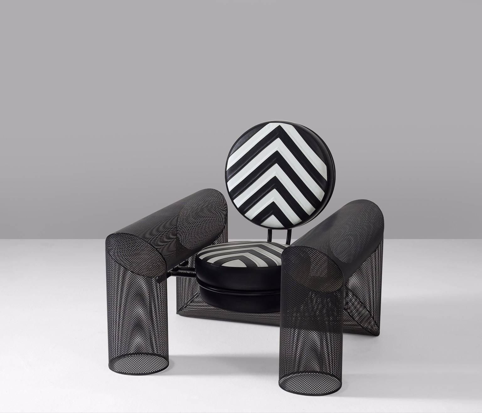 Lounge chair 'Prince/Sesta', metal, mesh and leather by Mario Botta for Alias, Italy, 1985.

Lounge chair by Italian architect Mario Botta. The frame is from black coated mesh. Intelligent one-lined tubular frame with the circle as repetitive