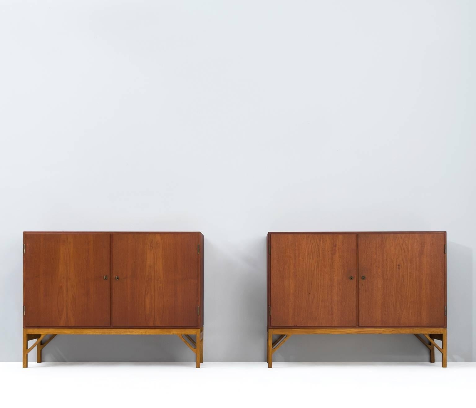 Sideboard, Model A232, in teak and oak, by Børge Mogensen for FDB Møbler, Denmark, 1940s.

The clear lines of this chest, characterize the well-known style of Mogensen. Very well proportioned and spacious, provided with a solid oak base. The sincere