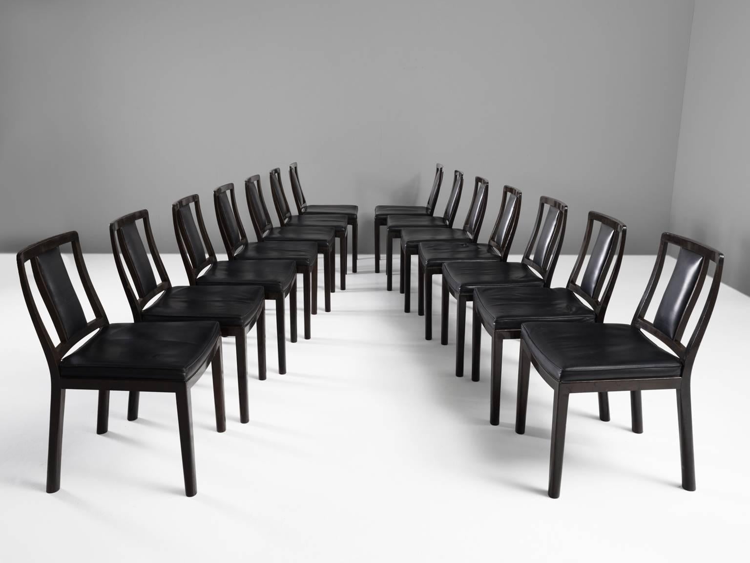 Set of 14 dining chairs, in stained pine and leather, by Edward Wormley for Dunbar, United States, 1950s.

Large set of 14 side chairs in dark stained wood and black leather upholstery. Elegant details are visible, such as the slightly curved back