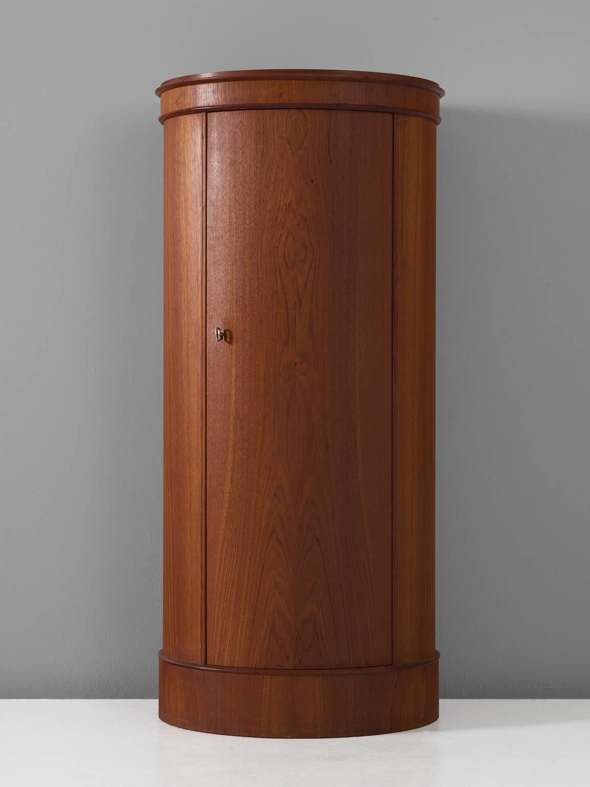 Chest with curved front, teak, 1960s, Denmark.

This small and slender teak cupboard has one door and five shelves. This piece is manufactured by Nexø Mobelfabrik in the 1960s and shows their craftsmanship. The bended door is executed to