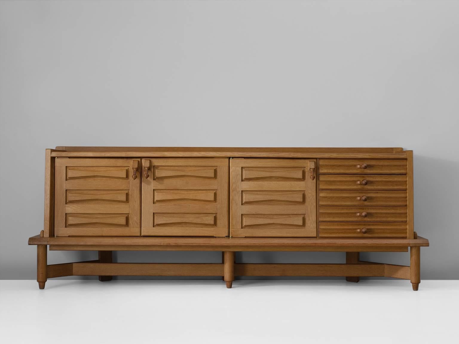 Credenza 'Saint-Ve´ran', in oak and ceramic, by Guillerme et Chambron for Votre Maison, France 1960s. 

Characteristic sideboard in solid oak. This cabinet holds the characteristics of the French designer duo Jacques Chambron (1914-2001) and