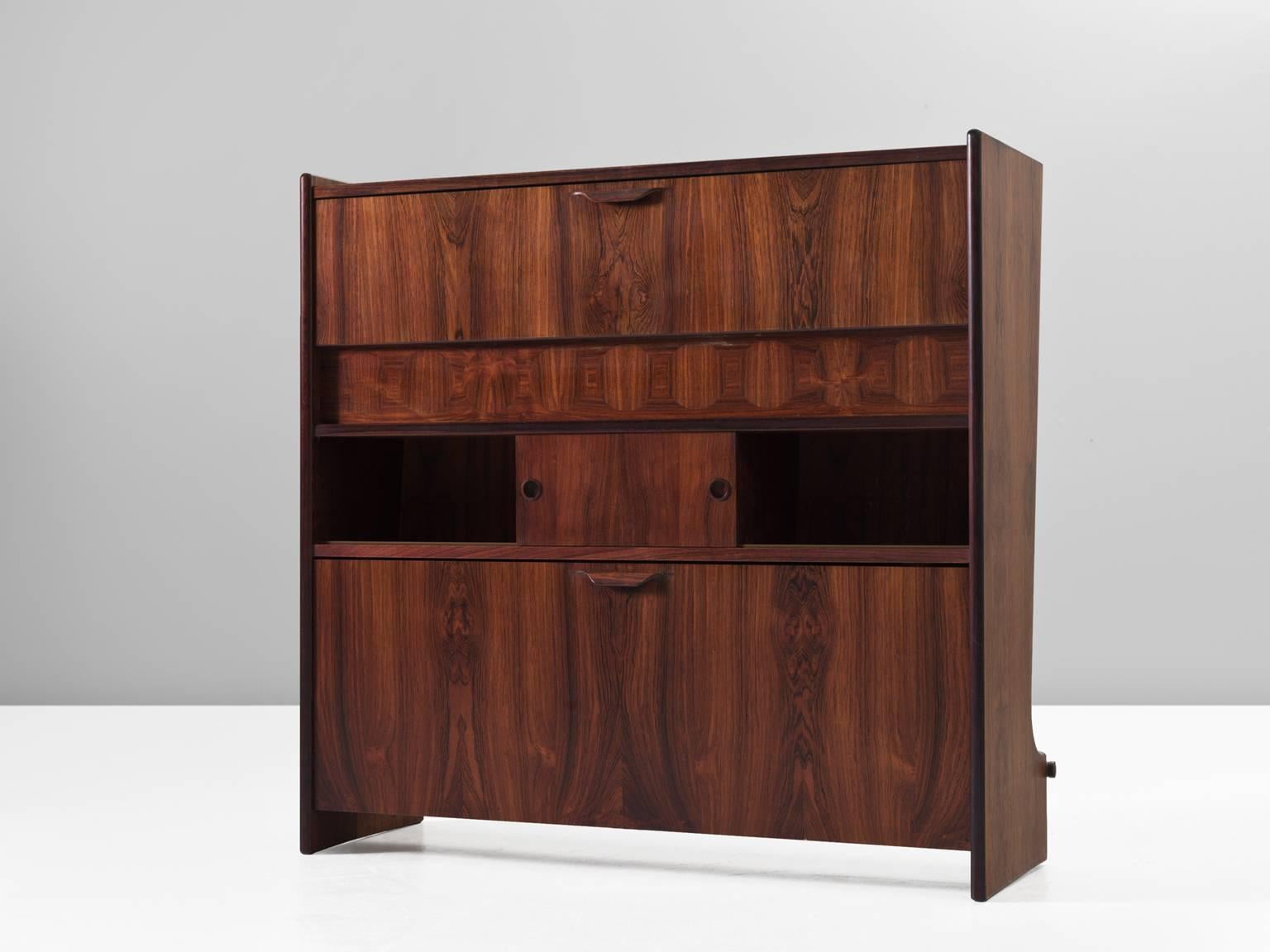 Johannes Andersen, bar in rosewood, glass and steel for Skaaning & Søn, model SK 661, 1960s. 

This wonderful little rosewood bar is designed by Johannes Andersen. The bar consists of two folding drawers and the interior has plenty of glass