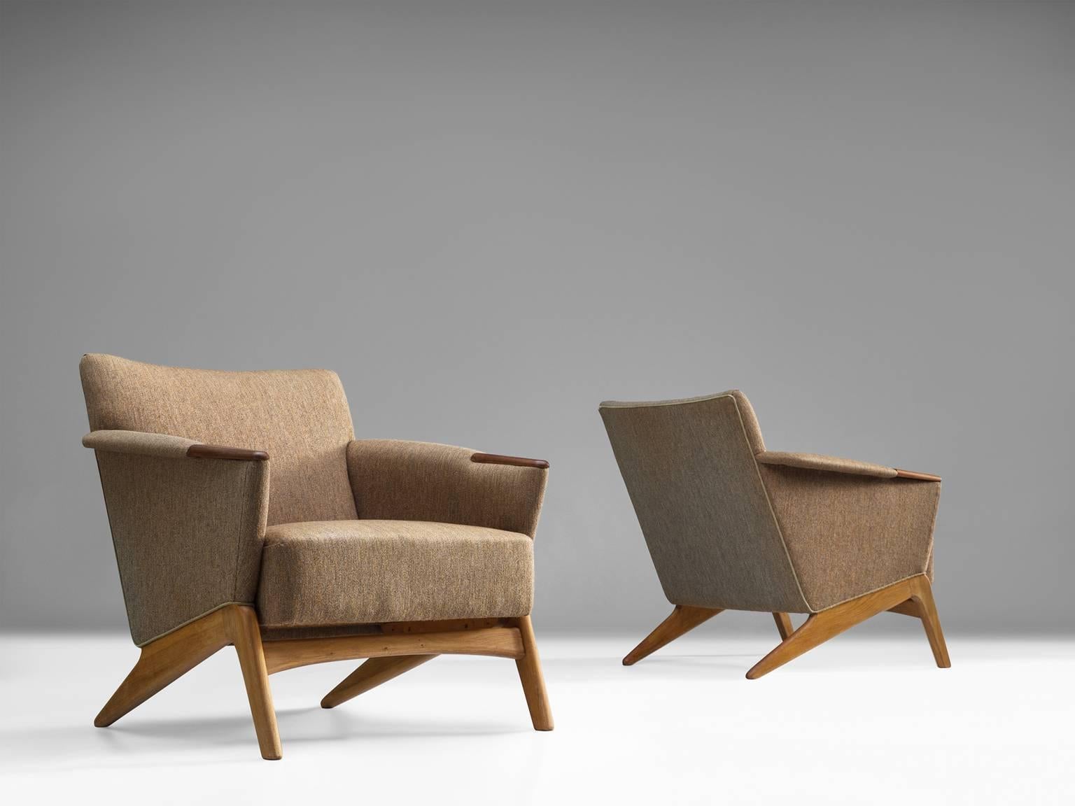 Armchairs, teak, oak, foam and fabric, Denmark, 1950s.

This pair of easy chairs has teak armrests and an oak base. The design is slightly tilted in order to provide maximum comfort. The grey fabric has a muted effect together with the natural