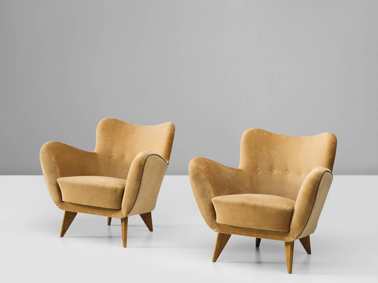 Lounge chairs by Guglielmo Veronesi for I.S.A Bergamo, walnut, brass, fabric, Italy, 1952.

These lounge chairs are iconic examples of Italian design from the fifties. Curveous, organic and sculptural, these chairs are anything but minimalistic.