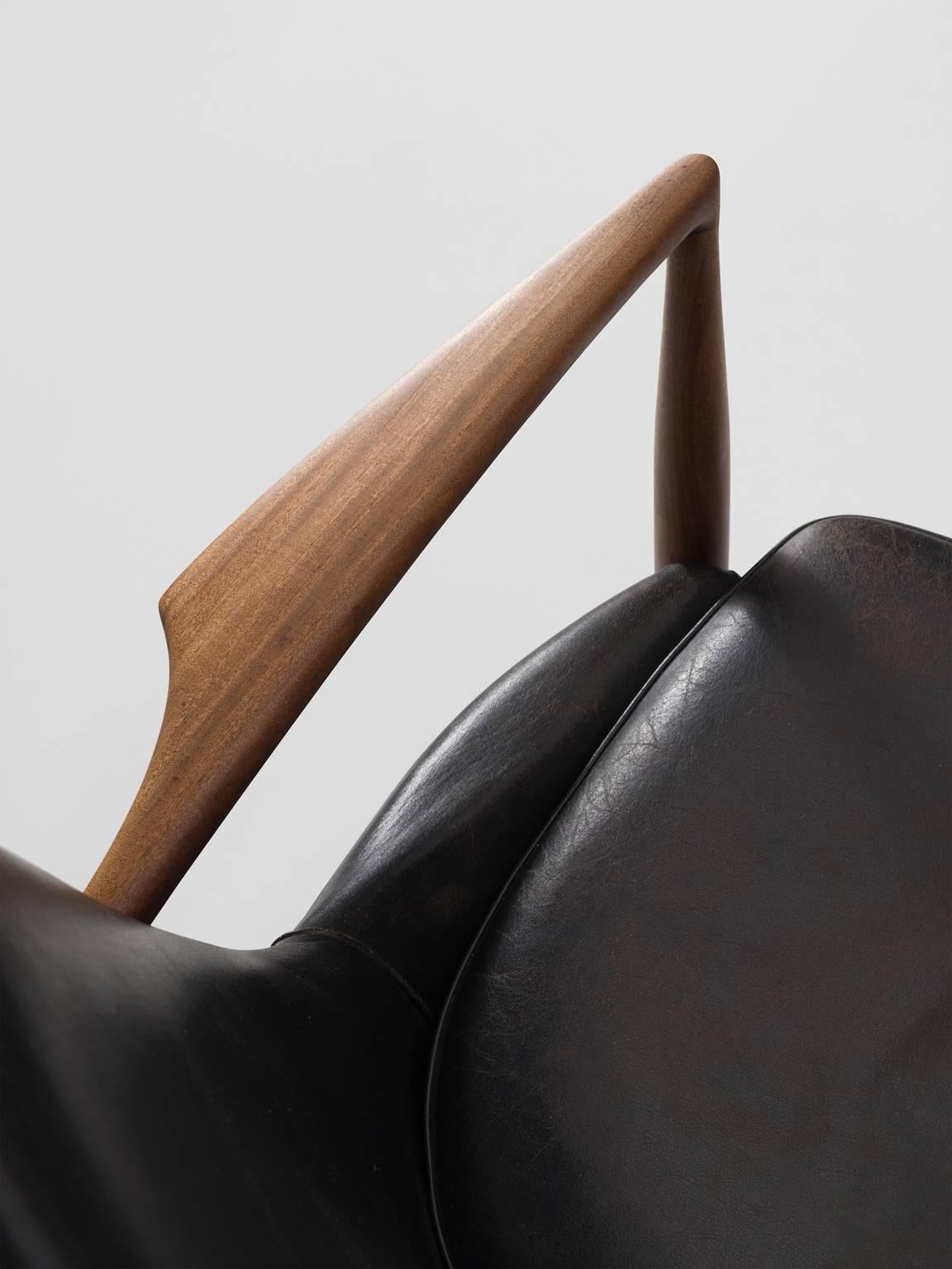 Ib Kofod-Larsen Set of Two 'Seal' Lounge Chairs in Black Leather In Good Condition In Waalwijk, NL