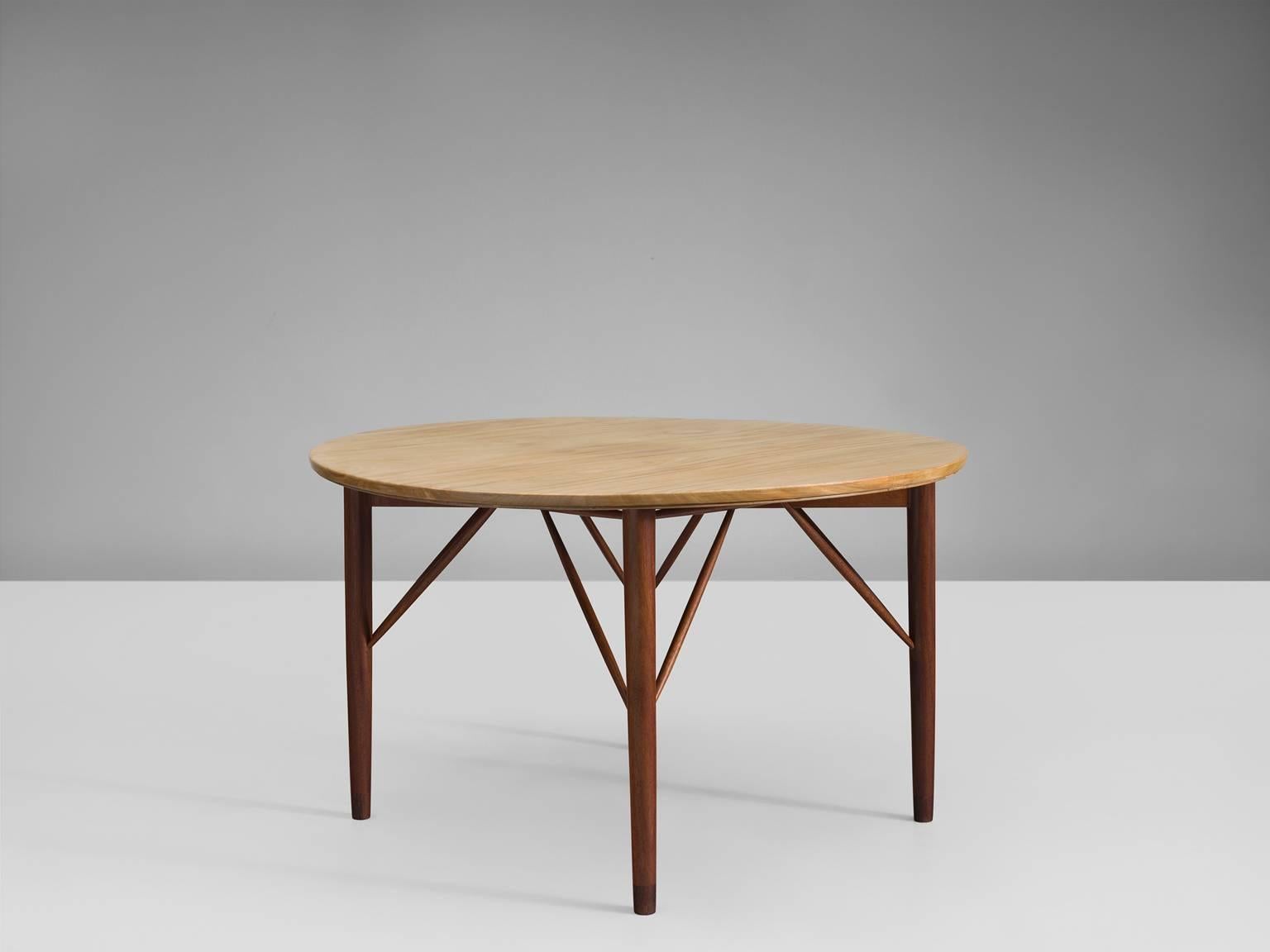 Round coffee/salon table with elegant construction, by Peter Hvidt and Orla Mølgaard-Nielsen. Made in Denmark 1960s by cabinetmaker Gustav Bertelsen
 
This characteristic Mahogany table has a nice construction underneath the top, with smoothly