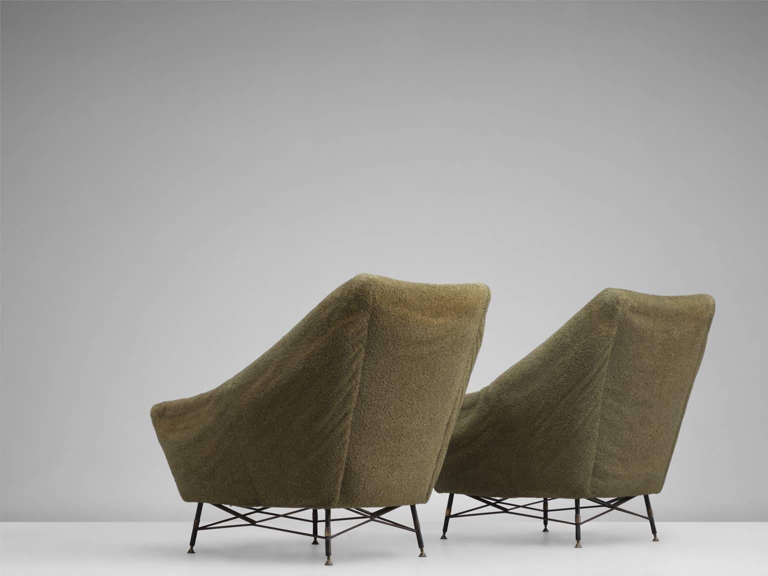 Pair of lounge chairs in original green fabric, with metal and brass frame, Italy, 1950s.

These armchairs are placed onto an elegant metal wire base, with brass details. The lines of the base show an interesting graphical pattern. The inviting