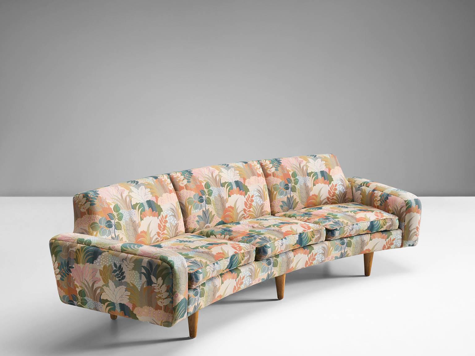 Three-seat sofa, model 450 Banana Sofa by Illum Wikkelsø for Aarhus Polstermøbelfabrik, 1960s, Denmark.

This curved three-seat sofa with a colorful all-over decorative plants. The sofa is slightly curved and has a small dent on each side of the