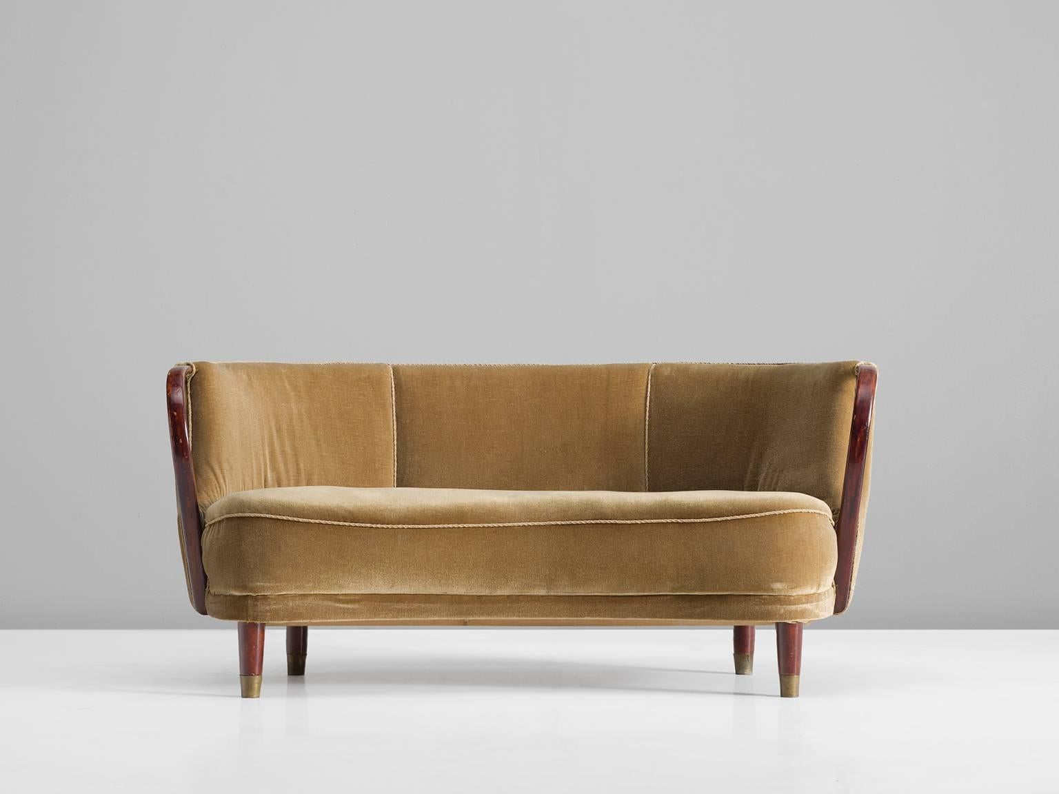 Three-seat sofa, beige to sand upholstery, wood, brass, Manufactured by Bramin, N. A. Jørgensens Møbelfabrik, Denmark, 1950s.

This Danish sofa features a backrest that is divided into three sections. The seat is thick and features a delicate
