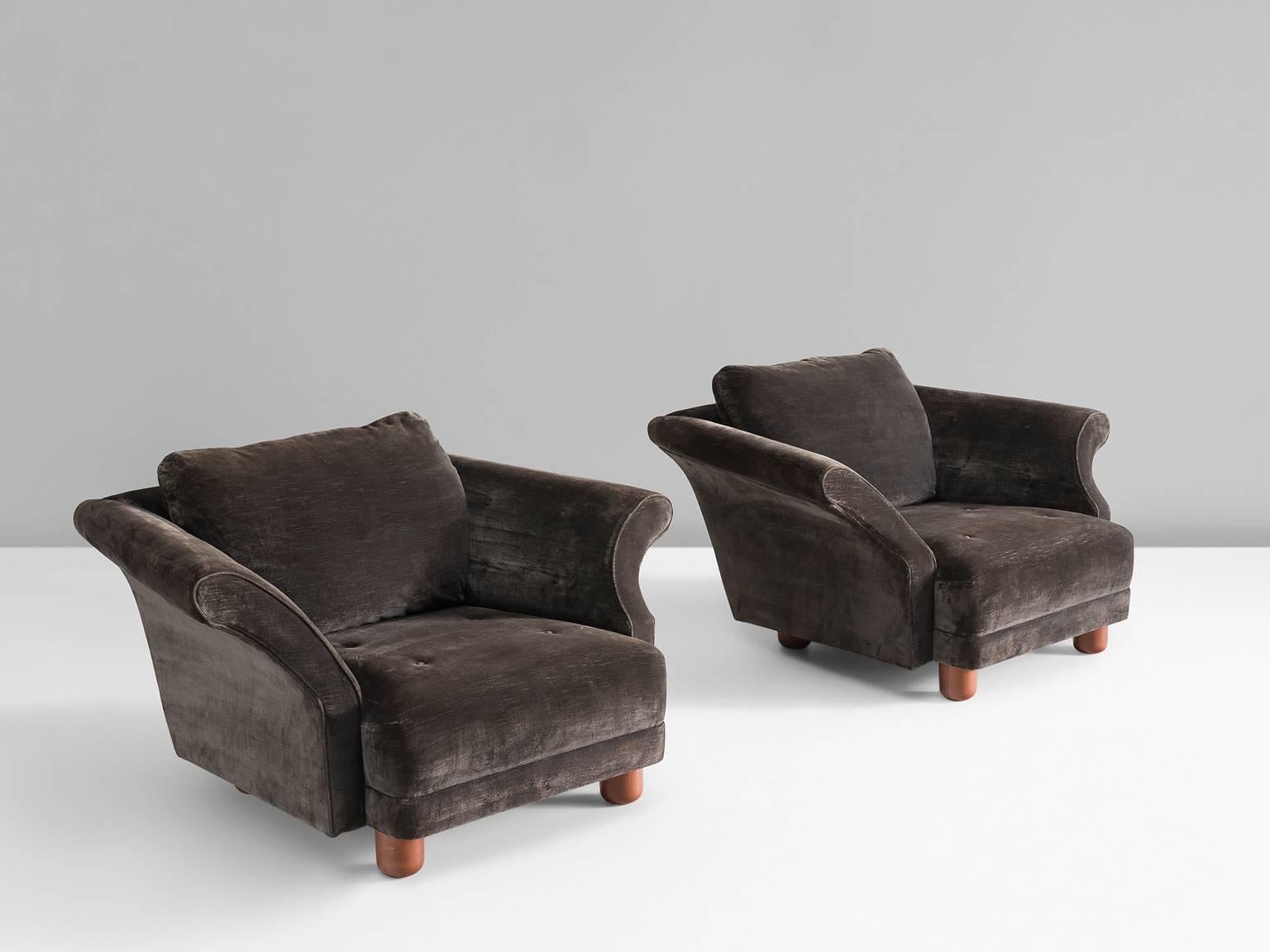 Set of two 'Liljevalchs' armchairs, in fabric and wood, by Josef Frank, Sweden, 1930s. 

Wide and comfortable club chairs in fabric upholstery. Josef Frank designed a serie of seating furniture for the Liljevalchs Konsthall in 1934. These lounge