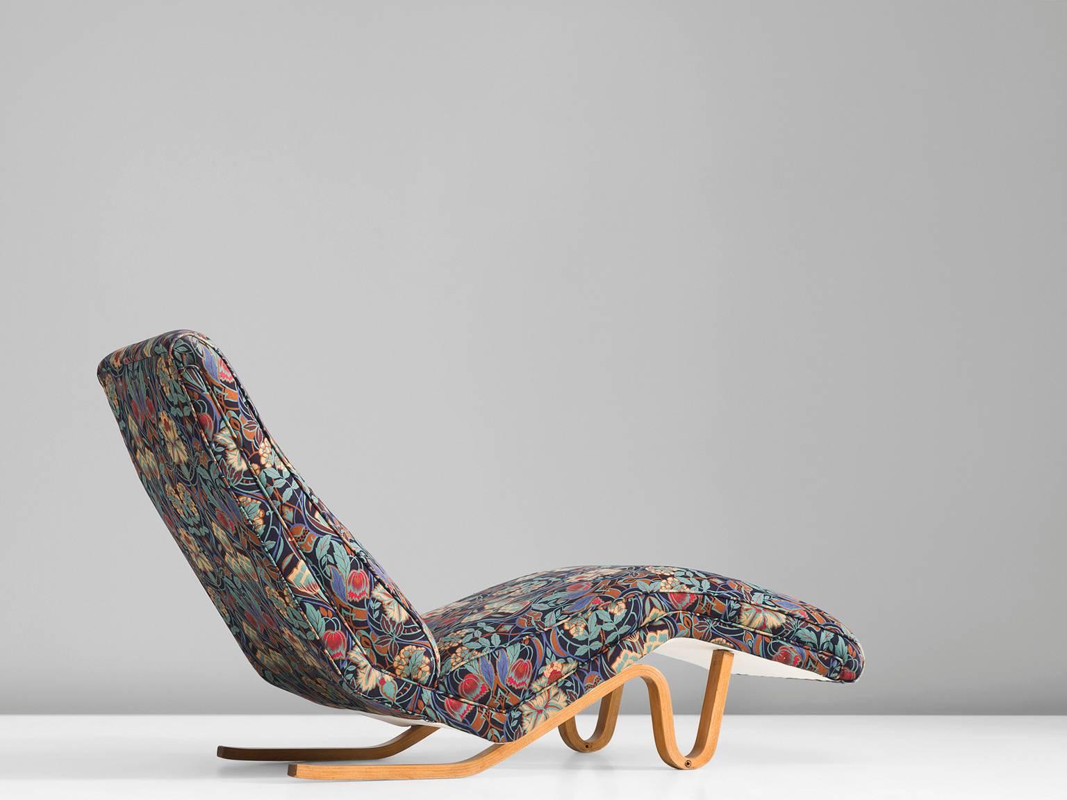 Chaise longue, in beech and fabric, by Andre J. Milne, United Kingdom, 1950s.

This chaise longue is designed by the Englishman Andrew J. Milne. The bent beech legs form two waved shapes. The legs are what give this daybed its distinctive