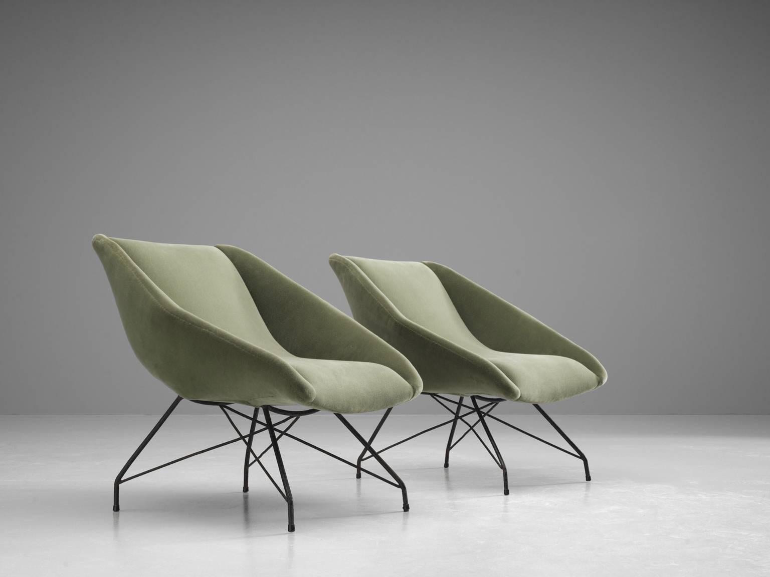 Pair of armchairs, in iron and green velvet fabric, by Carlo Hauner  for Forma, Brazil, 1950s. 

Elegant and modern armchairs by Brazilian designer Carlo Hauner. The thin, elegant frame is made from black painted iron. Due the diagonal connection