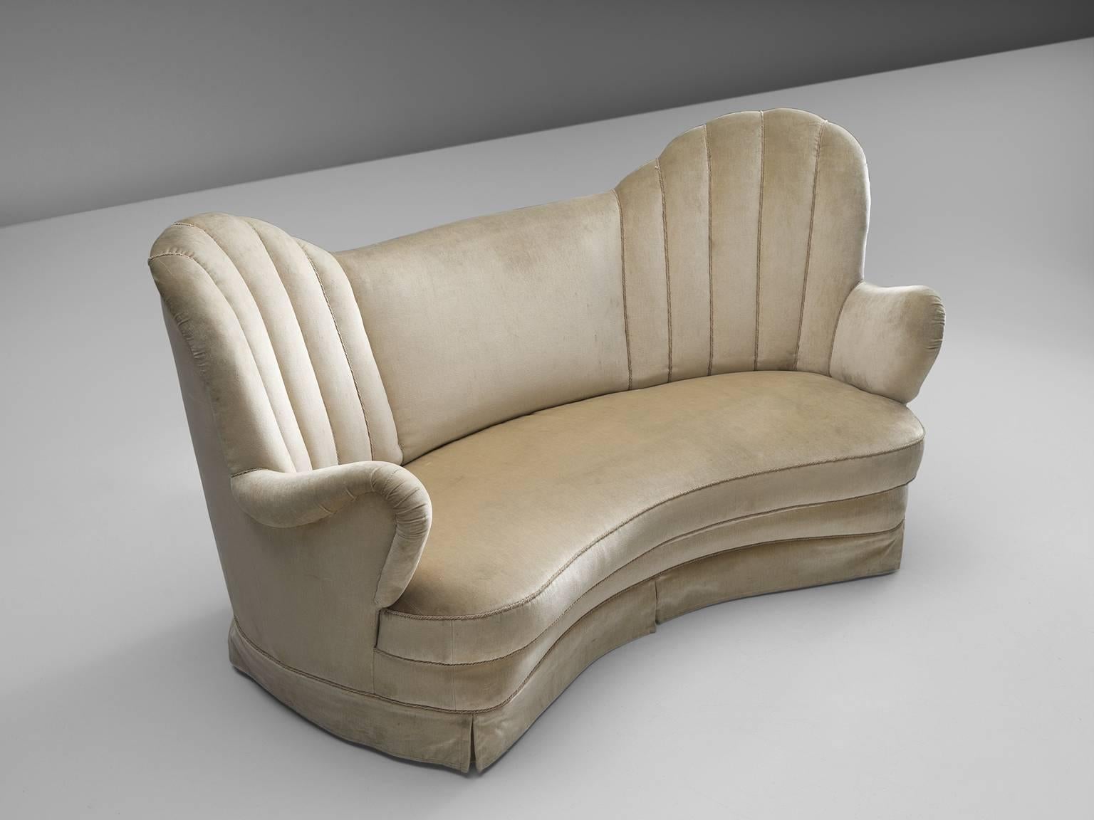 Sofa, beige off-white fabric, Italy, 1950s.

This eye-catching vibrant settee features a sculptural form with two higher sectioned ends on each side of the backrest. These high-ends resemble wings and the two armrests seems to bear the aesthetics of