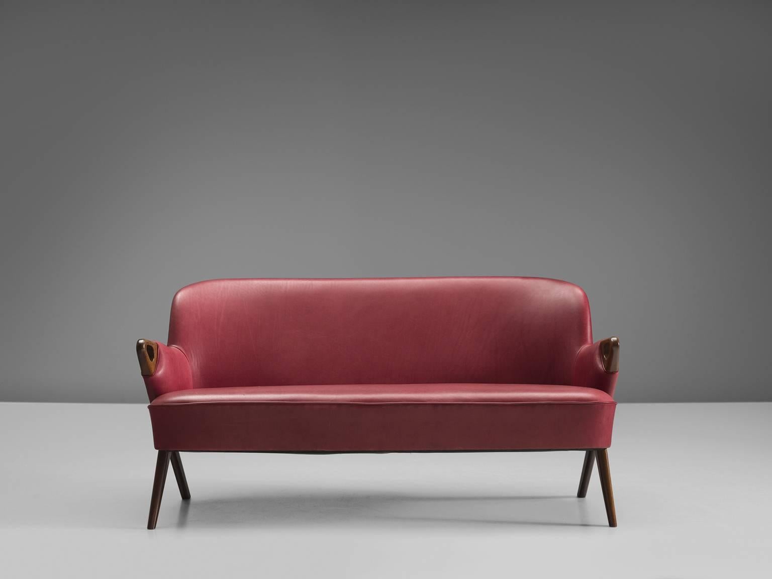 Danish Settee in Berry Red Leather and Teak In Excellent Condition In Waalwijk, NL