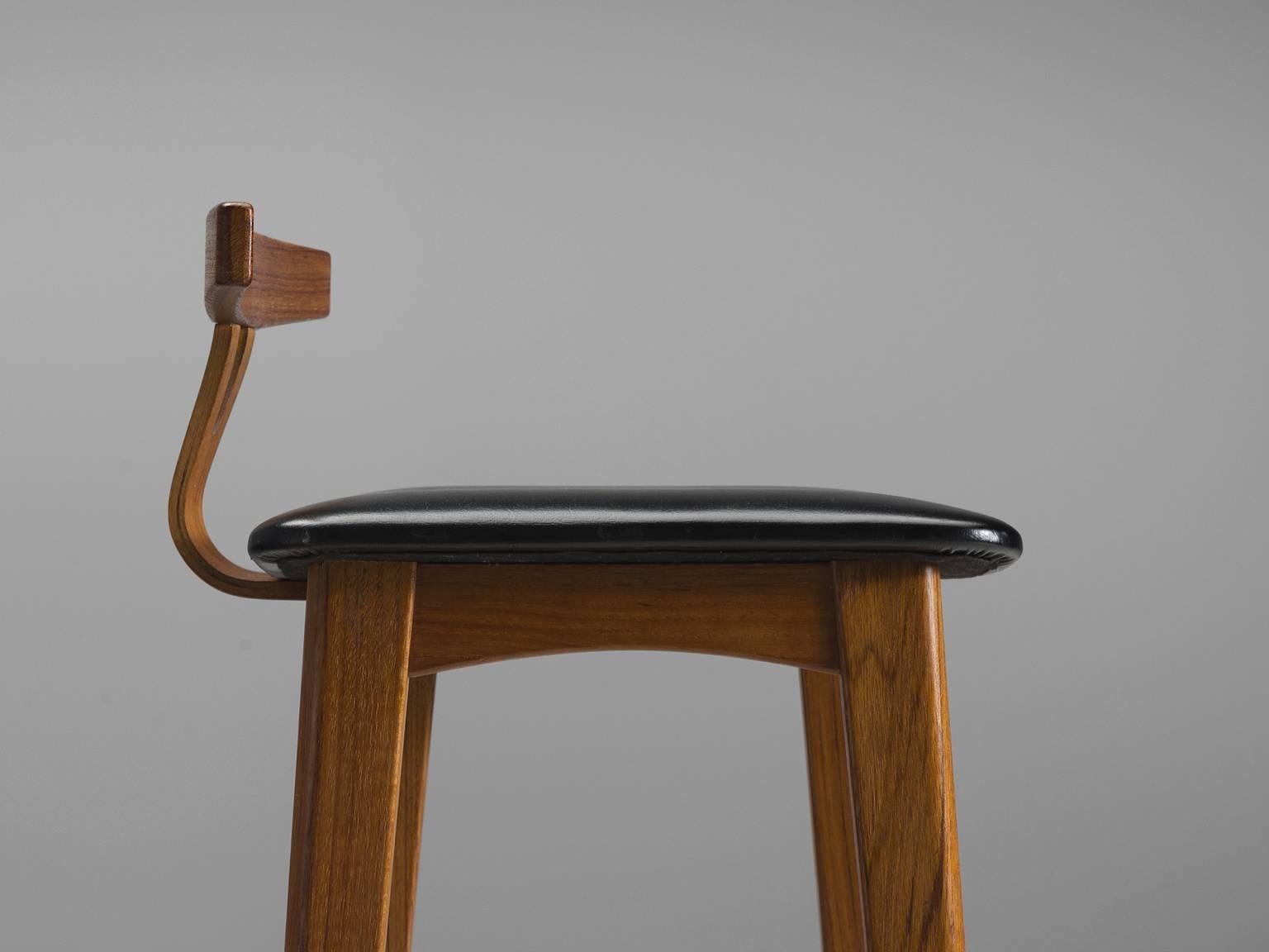 Knud Bent Teak and Black Leather Barstools for Dyrlund In Excellent Condition In Waalwijk, NL