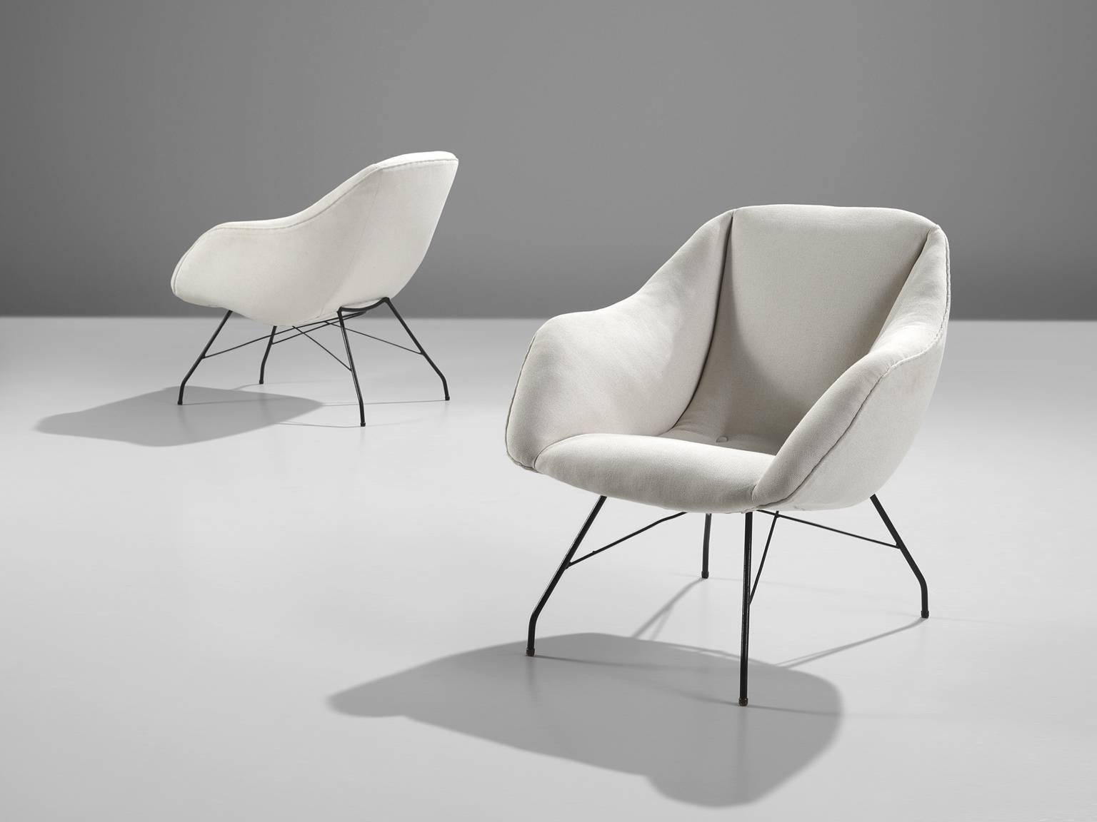 Pair of armchairs, in iron and fabric by Carlo Hauner for Móveis Artesenal, Brazil, 1950. 

Elegant and modern lounge chairs by Brazilian designer Carlo Hauner. The frame is made from black coated iron. Due the diagonal connection and lines and