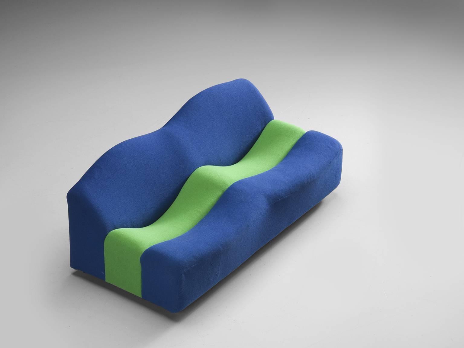 Two-seat settee from the ABCD series, in blue and green fabric, wood and metal, by Pierre Paulin for Artifort, the Netherlands, circa 1968.

Early edition three-seat sofa from the ABCD series of Pierre Paulin for Artifort. The shape of these