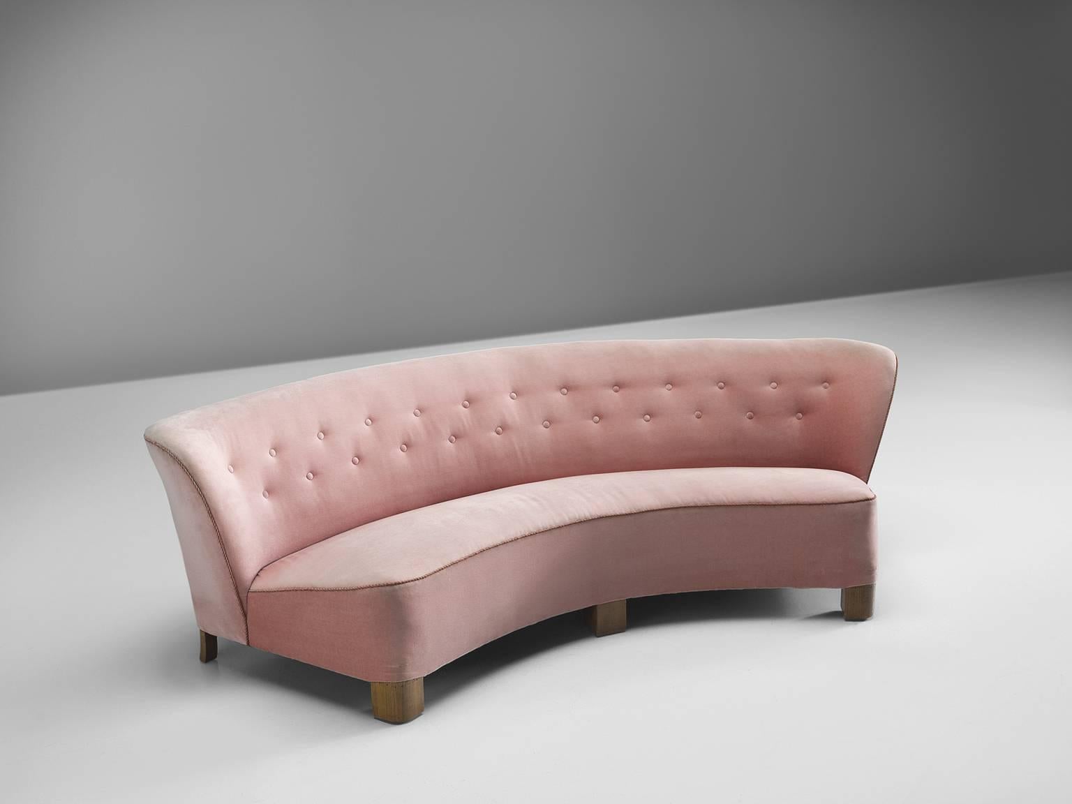 Otto Faærge, sofa, pink fabric, wooden legs, Denmark, 1940

This elegant, curved settee features two quilted lines in the sofa's back. The backrest flows slightly outwards when seen from the seat which is the reason that this sofa has a very dynamic