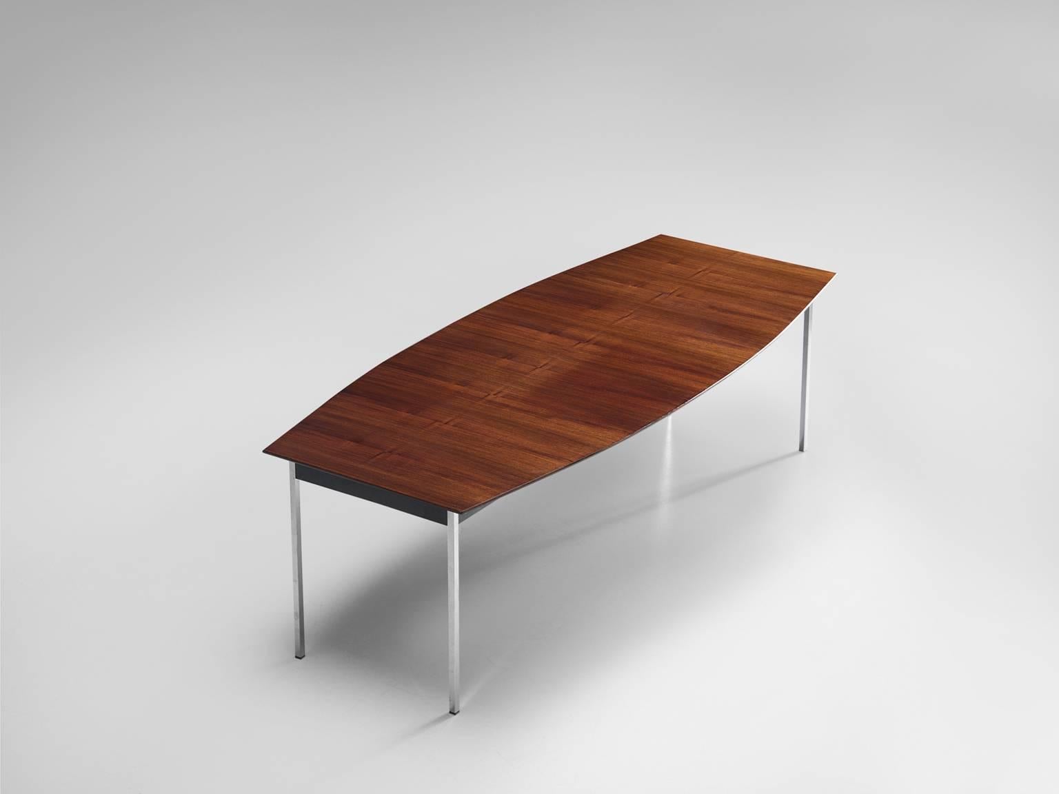 Dining table, in rosewood, metal, by Alfred Hendrickx for Belform, Belgium, 1960s.

Boat shaped rosewood dining room table featuring a beautiful grain in the rosewood veneer on an chromed frame. This table is designed by the Belgian designer Alfred