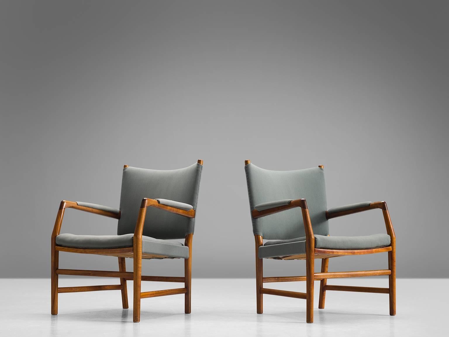 Hans J. Wegner for Plan Møbler, pair of armchairs 'Model B 123', mahogany, green greyish upholstery, Denmark, design 1942

A pair of mahogany armchairs upholstered with a greenish fabric. This model B 123, was designed by Wegner when he worked in