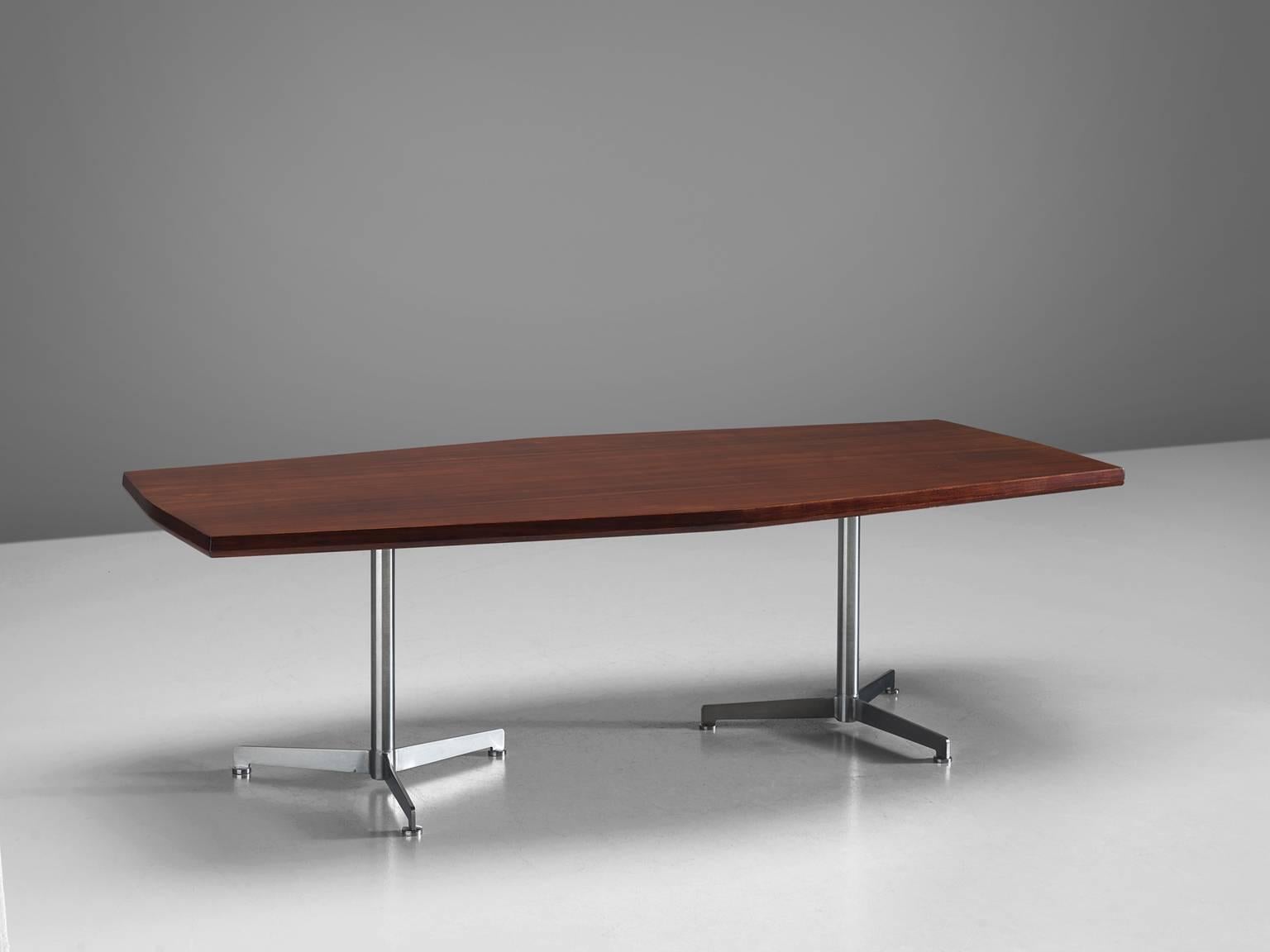 Writing table, in Rosewood and metal, by Osvaldo Borsani for Tecno, Italy, 1950s. 

Excellent designed rosewood conference table by Osvaldo Borsani for Tecno. This table is in line with the well-known 'boomerang' desk. The table's top shows the