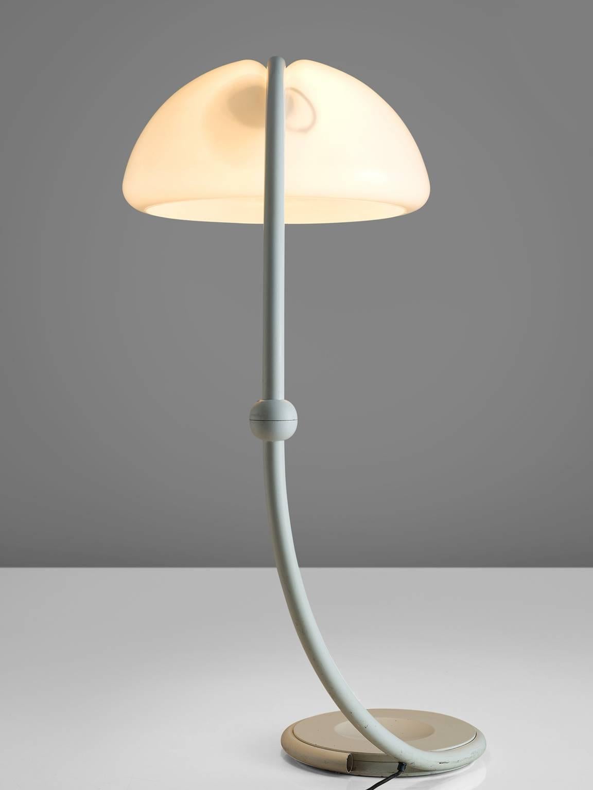 Elio Martinelli for Martinelli Luce, floor lamp 'Serpente', bent steel tube, lacquer, perspex, Italy, 1968. 

This Italian Classic floor light consist of a tubular frame that rises upwards from the base and ends in an opaline shade. The shade is