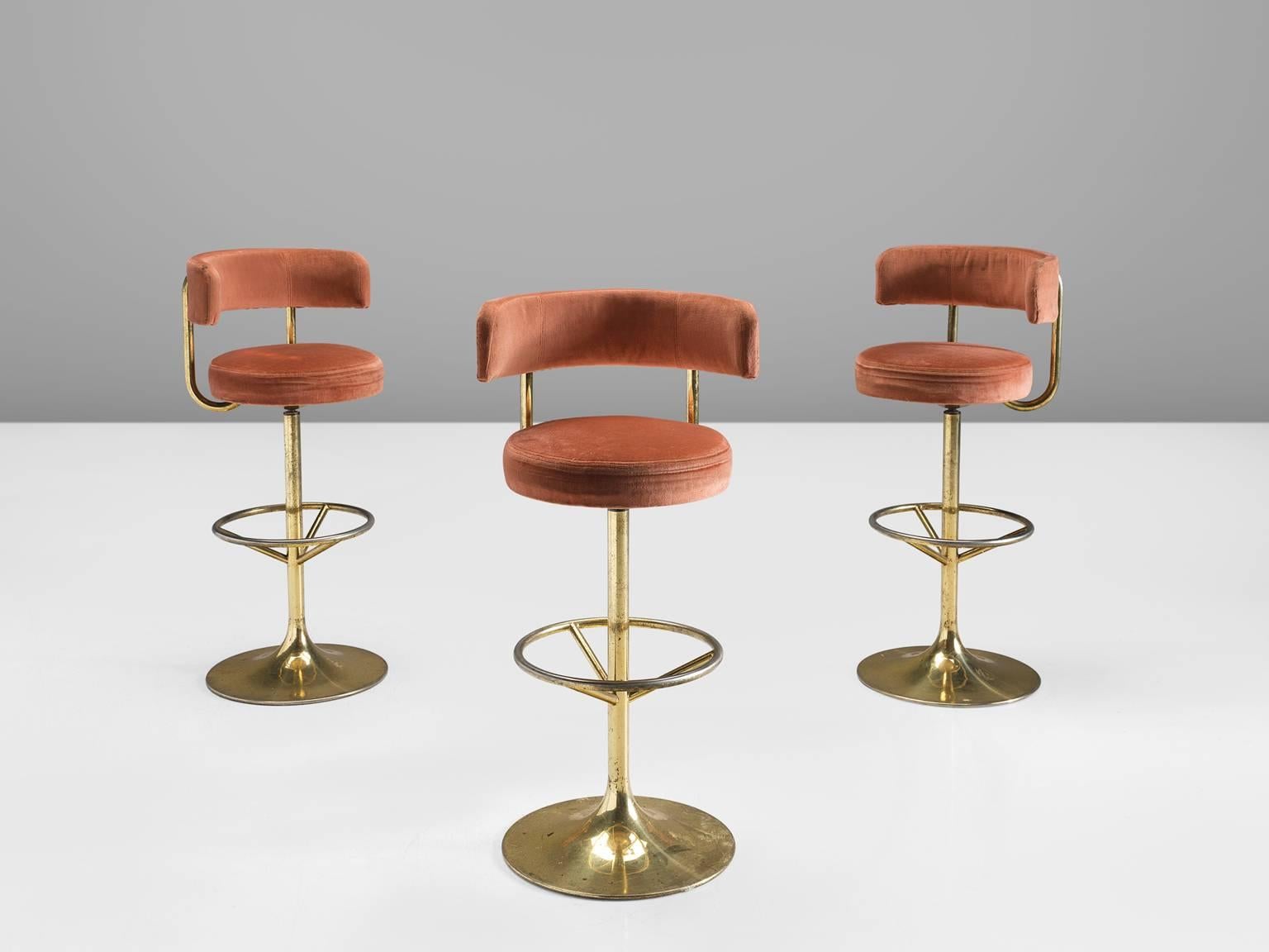 Borje Johanson for Johanson Design, set of three barstools as part of 'Johanson Jupiter Collection', in brass coloured metal and pink fabric, Sweden, 1970s.

Highly comfortable high barstools in pink velvet upholstery. Due to the soft seat and