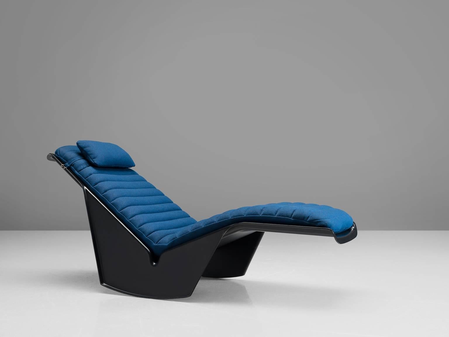 Burkhard Vogtherr for Rosenthal, 'Serpentina' daybed, blue fabric, black fiberglass, Germany, 1976.

This serpentine lounge chair was designed by Burkhard Vogtherr and is part of the midcentury design collection. The rocking chair is produced by