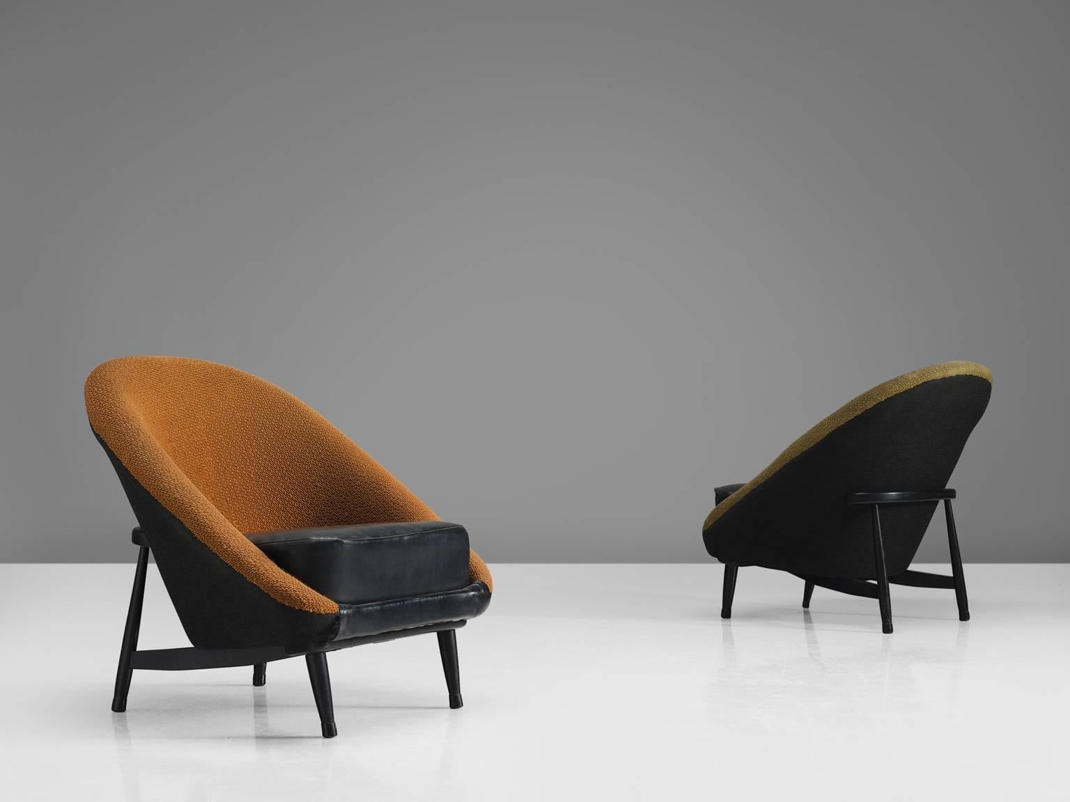 Theo Ruth for Artifort, set of two armchairs model 115, fabric, beech, 1959.

This ocre and olive grey armchairs by Theo Ruth (1915-) for Artifort feature a very strong design and are part of the midcentury design collection. The model 115 lounge