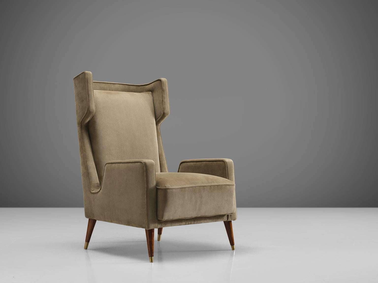 Giuseppi Scapinelli, lounge chair in caviuna wood and beige curduroy, 1950s, Brazil.

Elegant easy chair with upholstered shell. The sculptural back combined with the sensuous curved armrests and diagonal tapered legs are both geometric and stately