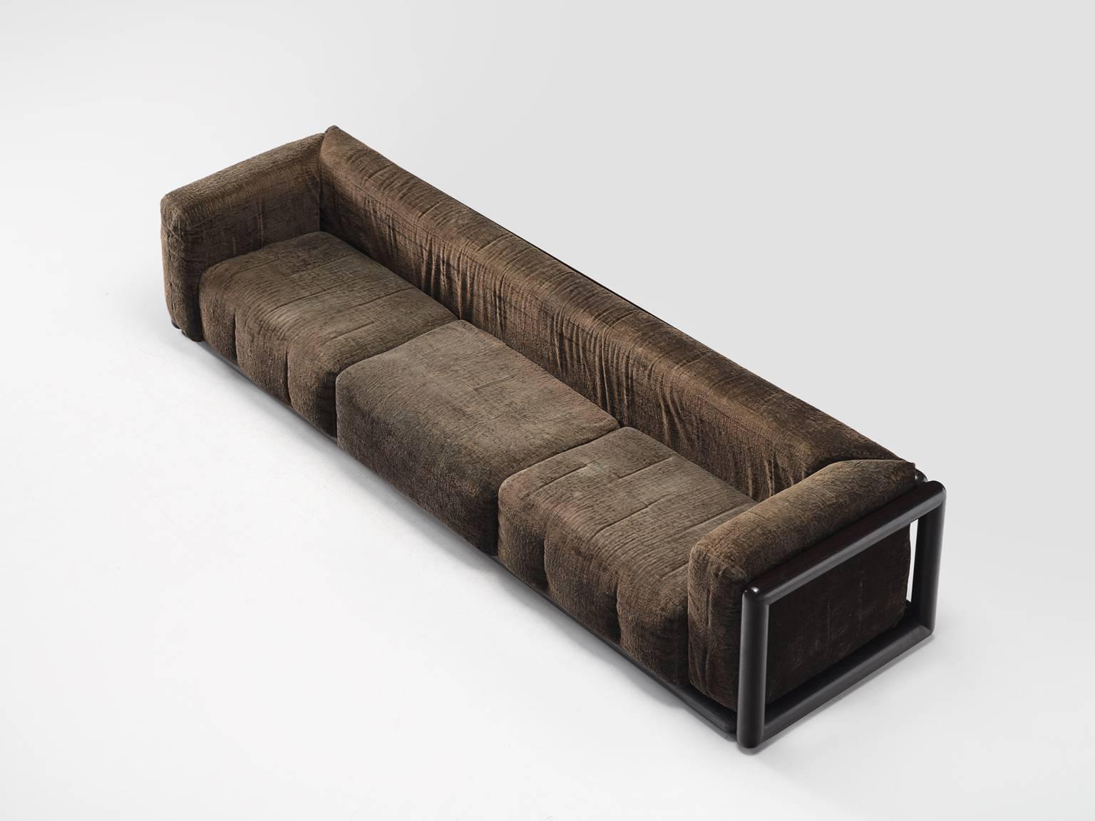 Carlo Scarpa for Simon, 'Cornaro' sofa, brown fabric, wood, Italy, 1973

The sofa has a very thick cushion and is upholstered with the original fabric. The sofa has a relatively thin back and armrests. The frame is made out of a thick round wooden
