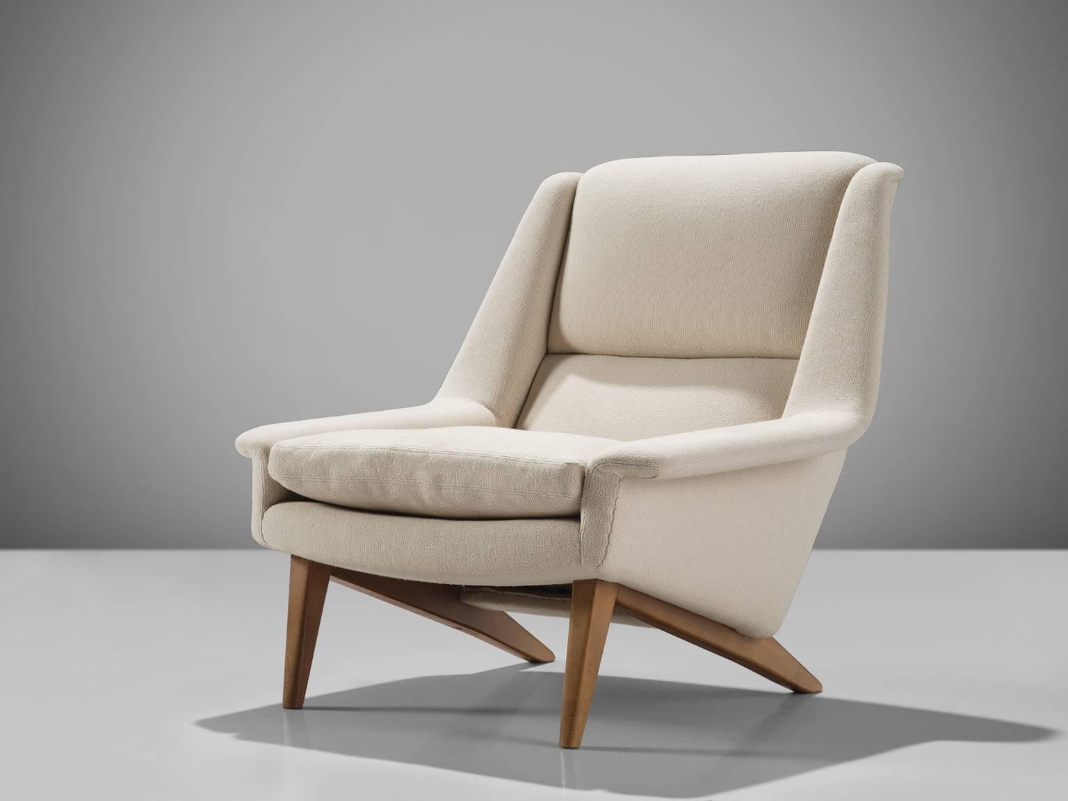 Folke Ohlsson for Fritz Hansen, lounge chair model 4410, in white fabric and teak, by Denmark, before 1957. 

This chair by Fritz Hansen, high quality lounge chair is made to reach an ultimate level of comfort as can clearly be recognized in the