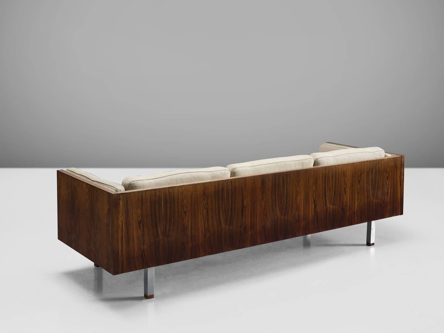 Three-seat sofa, rosewood, white fabric, steel, Denmark, 1950s

This large sofa is executed in rosewood. The set is minimalistic and modest in its design. The back and armrests are equal height and have book matched rosewood flames as a decorative