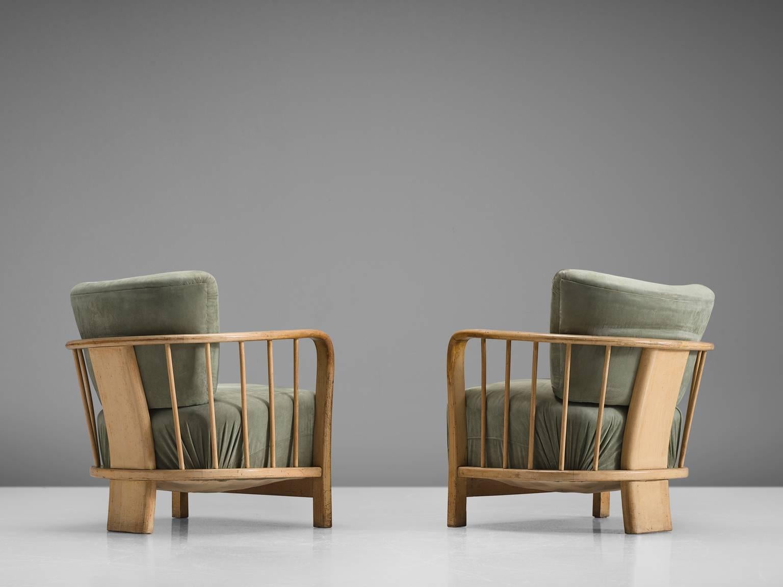 Lounge chairs in ash and olive green fabric, Western-Europe, 1960s

This set has a very sculptural, open frame. The three thick, sturdy legs hold the slatted baskets and have a robust, geometric shape. The chairs are strong in their design and