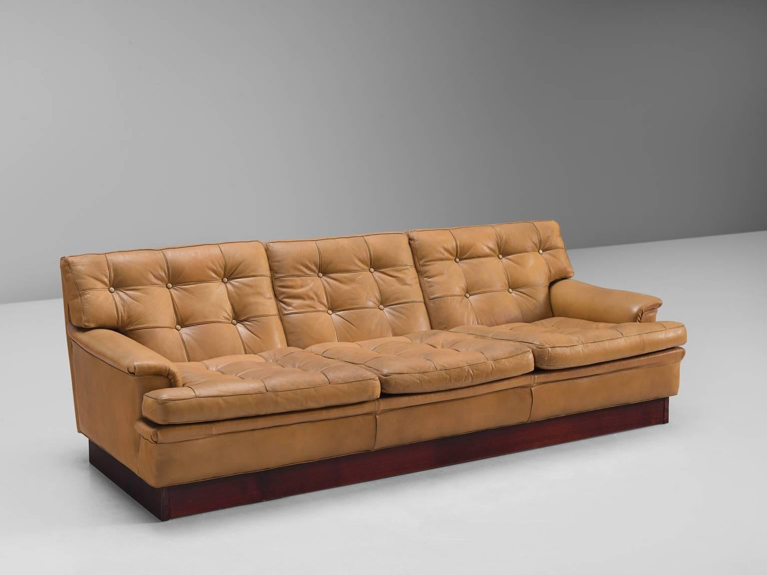 Arne Norell, sofa, leather and wood, Sweden, 1970s.

This comfortable Swedish sofa in leather and wood. This comfortable sofa is designed by the Swede Arne Norell and holds a robust, sturdy character. The base is made of a unified wooden foot in