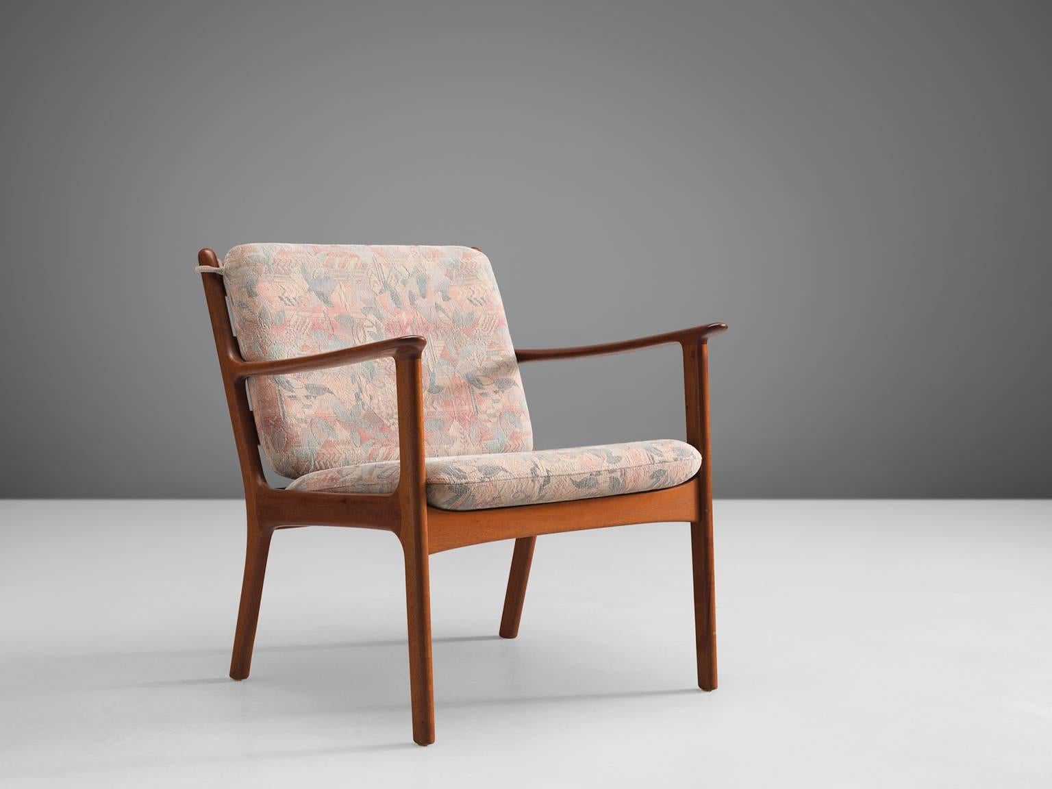 Kaj Winding, chair, teak, pink patterned fabric, Denmark, 1950s.

This delicate Danish chair is designed by Kaj Winding. The frame shows elegant lines, especially in the armrests. The sofa is executed with tilted back, by means of which a