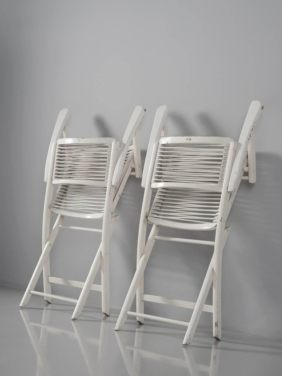 Pair of White Folding Chairs In Good Condition In Waalwijk, NL