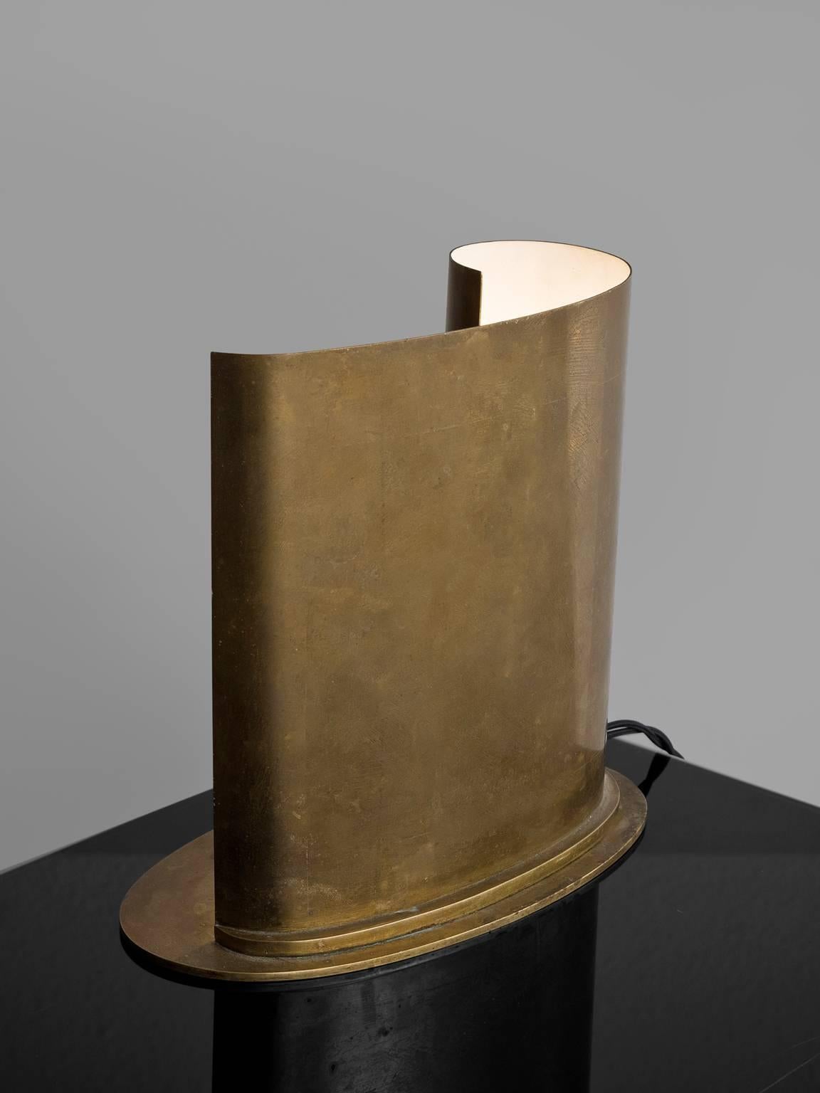 Table lamp, brass, Italy, 1940s.

This little elegant Italian table light is made by means of a curved brass slat and an oval base. The craftsmanship is truly exquisite. The curve is a wonderfully warm patinated white. The lamp, even when switched