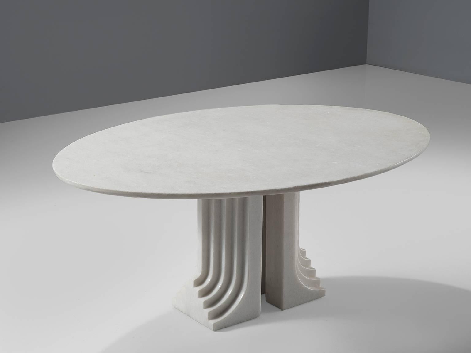 Carlo Scarpa for Simon, white granite, Italy, 1970s.

This 'Samo' table is part of the 'Ultrarazionale' collection by Simon. The base of the table is formed out of two layered pillars that seem exist of several pillars in a row, clearly a reference