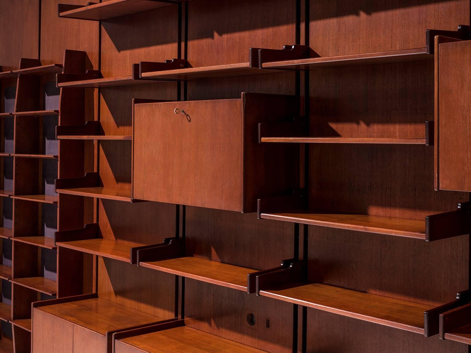 Large Italian Bookcase in Teak In Good Condition In Waalwijk, NL