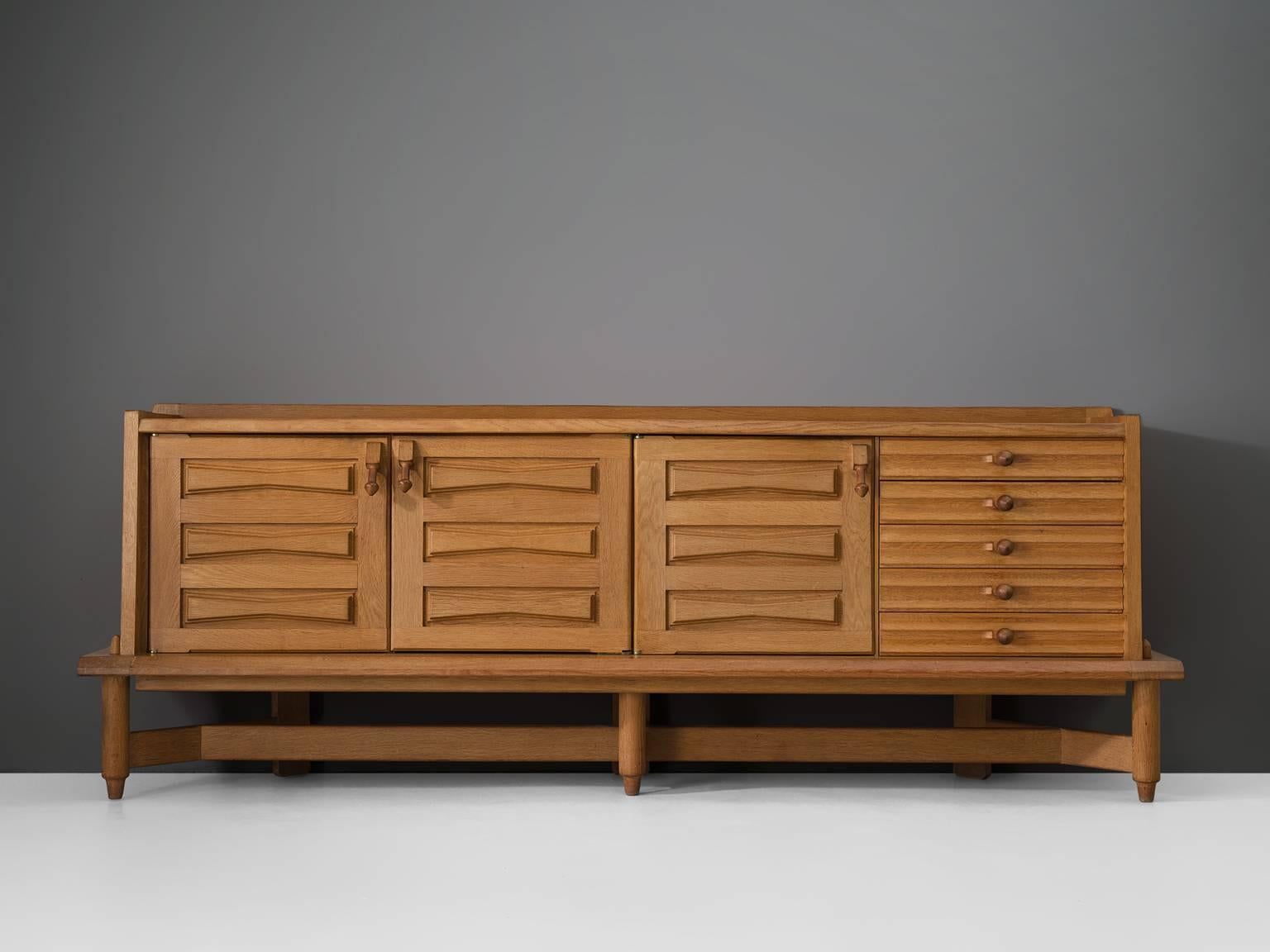 Credenza 'Saint-Veran', in oak and ceramic, by Guillerme et Chambron for Votre Maison, France, 1960s. 

Characteristic sideboard in solid oak. This cabinet holds the characteristics of the French designer duo Jacques Chambron (1914-2001) and Robert