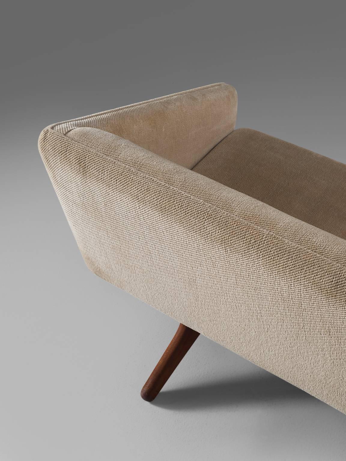 Illum Wikkelsø Three-Seat Sofa in Beige Fabric Upholstery 2