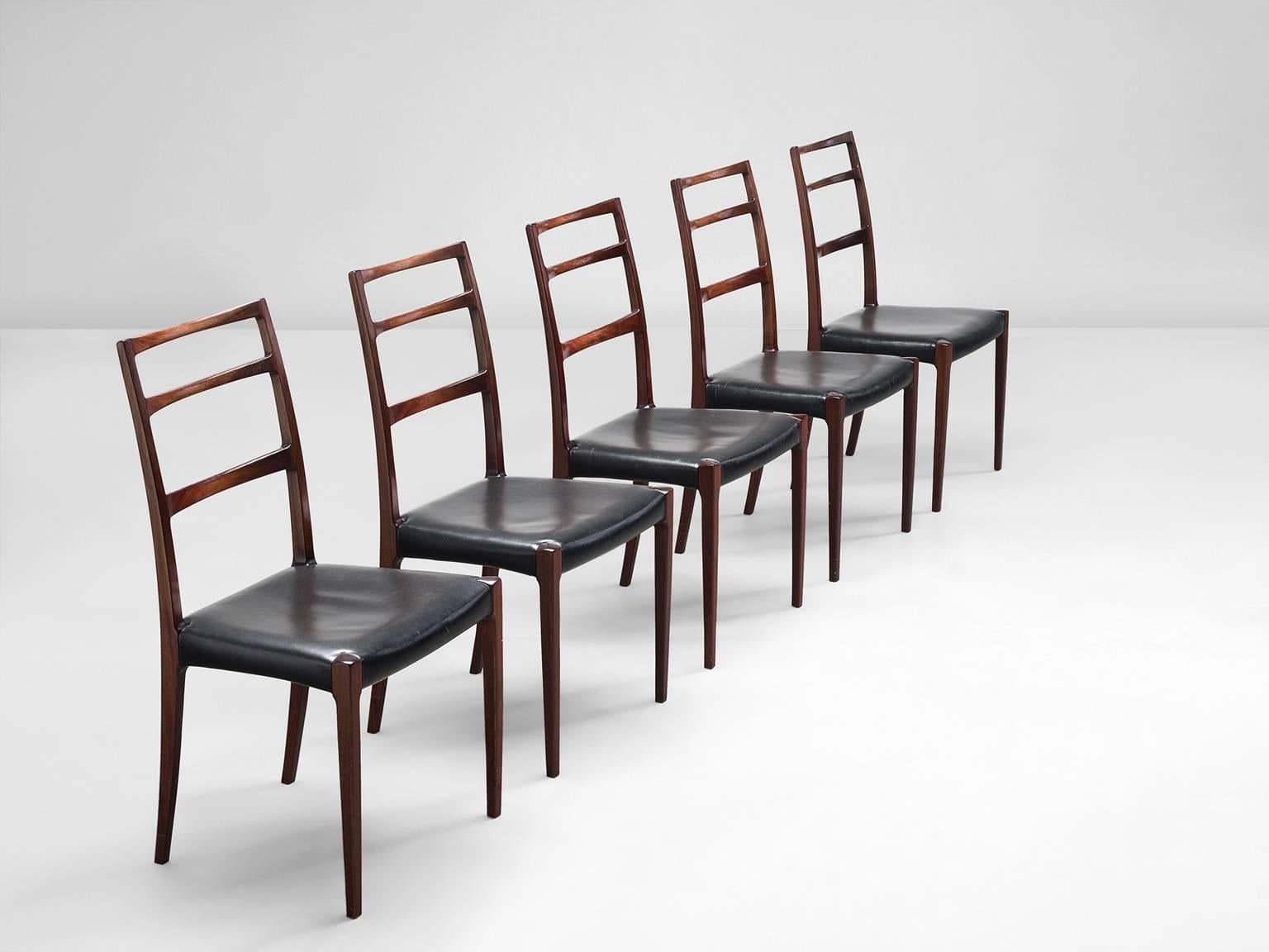 Gunni Omann for Omann Jun, dining chairs, leather, mahogany, Denmark, 1960s-1970s.

This set of five elegant dining chairs features a delicate, well-executed frame. The back is slightly curved and tilted and the open back is supported by three