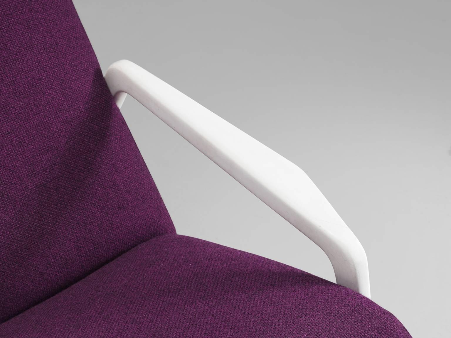 Italian Lounge Chair in Purple Upholstery (Mitte des 20. Jahrhunderts)