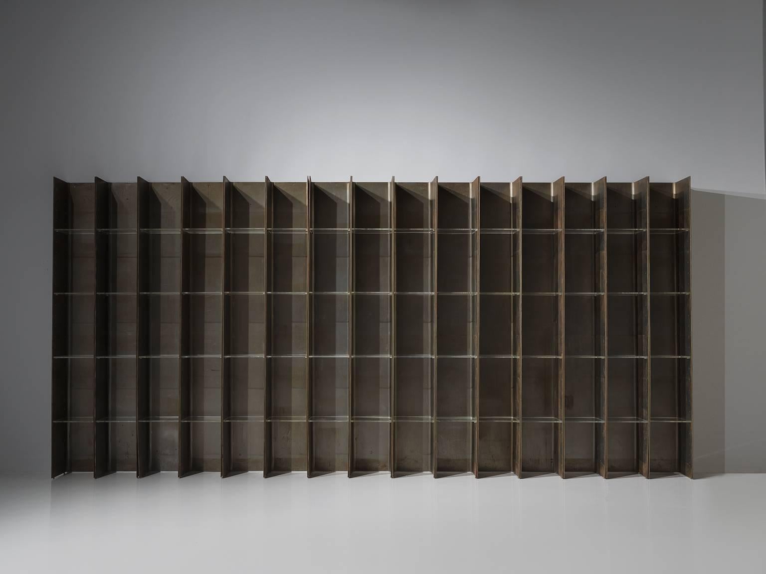 Carla Venosta & Guido Zimmerman for Arflex, bookcase 'Valiant', in steel and plexiglass, Italy, 1971. 

This steel bookcase with plexiglass shelves has a clean and geometric design which is emphasized by the rawness of the materials. The steel