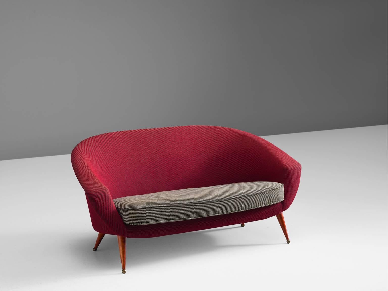 Loveseat 'Tellus', in red and grey fabric, wood and brass, by Folke Jansson, for S.M. Wincrantz, Sweden, 1956.

Elegant settee by Swedish designer Folke Jansson. This design shows elegant lines. Starting with the four stained wooden legs. They are