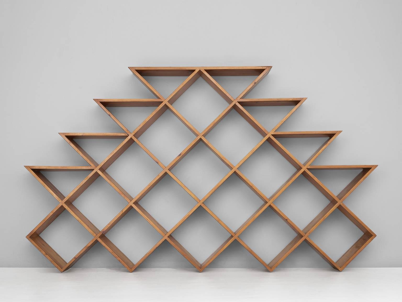 Grafischer Hängeschrank aus der Jahrhundertmitte in Kiefer (Moderne der Mitte des Jahrhunderts)