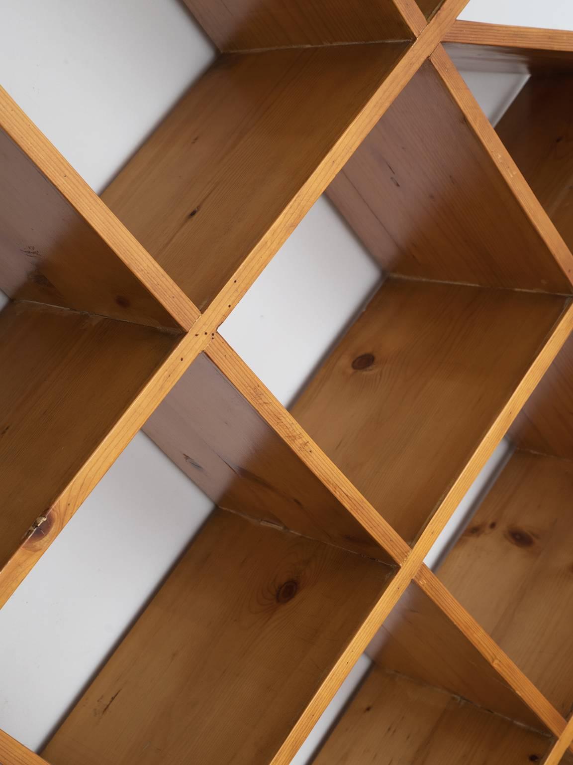 Grafischer Hängeschrank aus der Jahrhundertmitte in Kiefer im Zustand „Gut“ in Waalwijk, NL