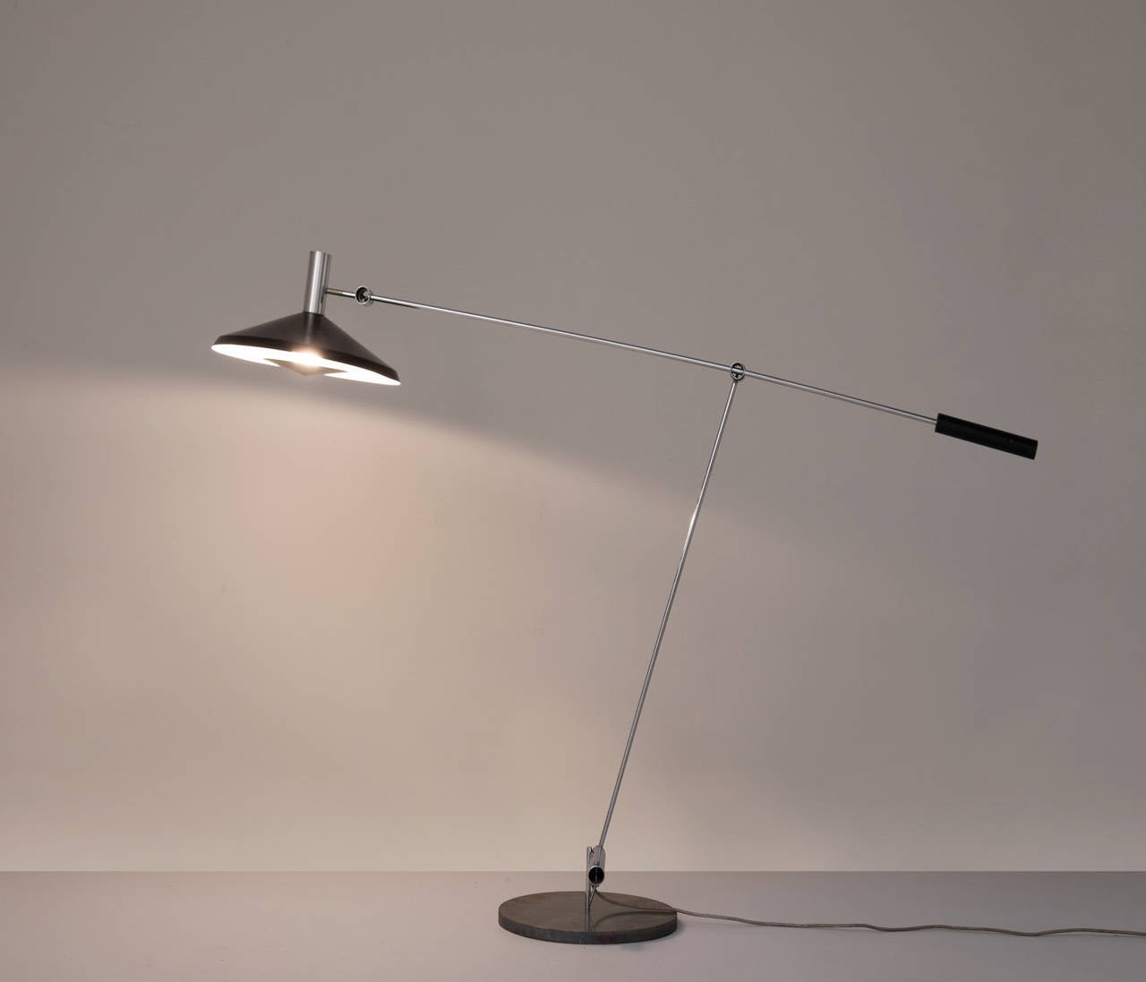 Floor lamp model 600, in metal, by Rico & Rosemarie Baltensweiler, Switzerland, 1960s. 

Elegant floor lamp with counterweight. Refined and simplistic design in different types of metal and coated metal, which create a nice contrast.
 
