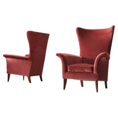 Coppia di due sedie Wingback italiane con tappezzeria in velluto rosso